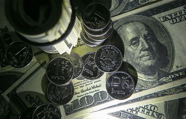 Рубль будет падать против доллара перед длинными выходными Рубль будет падать против доллара перед длинными выходными