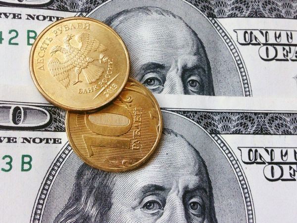 Курс доллара на Московской бирже вырос на 0.44%, евро подорожал почти на 1% Курс доллара на Московской бирже вырос на 0.44%, евро подорожал почти на 1%
