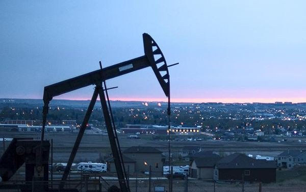 Цена нефти падает от торговых войн и угрозы роста сланцевой добычи Цена нефти падает от торговых войн и угрозы роста сланцевой добычи