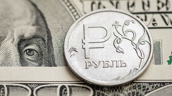 Курс рубля пострадал из-за торговой войны США и Европы Курс рубля пострадал из-за торговой войны США и Европы