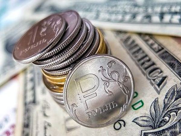 Курс рубля в окружении негатива падает против доллара Курс рубля в окружении негатива падает против доллара