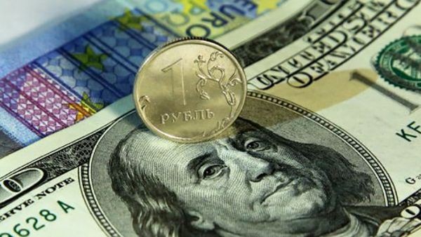Курс рубля в последний день недели может еще упасть Курс рубля в последний день недели может еще упасть