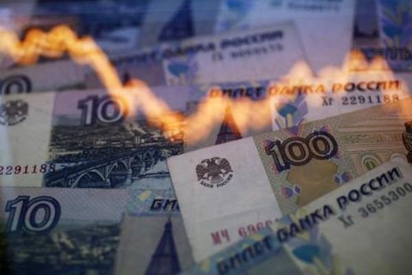 Рубль может резко подешеветь в конце августа, доллар растет Рубль может резко подешеветь в конце августа, доллар растет