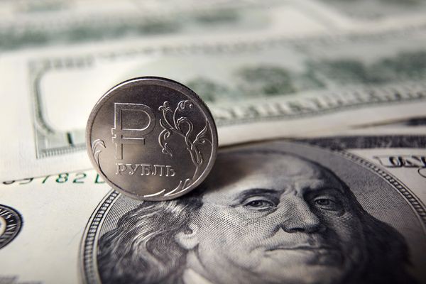 Доллар растет в России, рублю не комфортно ниже отметки 67 Доллар растет в России, рублю не комфортно ниже отметки 67