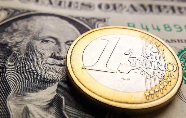 Доллар и евро ждут публикации протоколов ФРС Доллар и евро ждут публикации протоколов ФРС