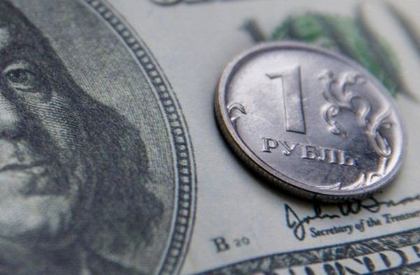 Рубль слабеет без передышки ощущая отток капитала Рубль слабеет без передышки ощущая отток капитала