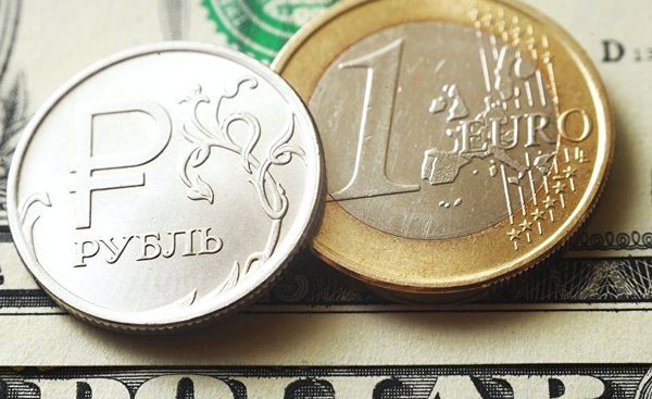 Рубль цепляется за налоги и растет против доллара и евро Рубль цепляется за налоги и растет против доллара и евро