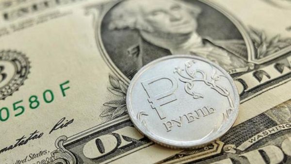 Курс рубля достиг двухнедельных максимумов против доллара Курс рубля достиг двухнедельных максимумов против доллара