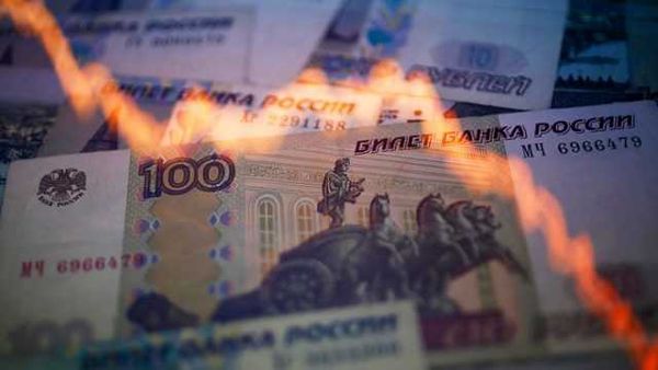 Рубль успешно дешевеет и без новых санкций Рубль успешно дешевеет и без новых санкций