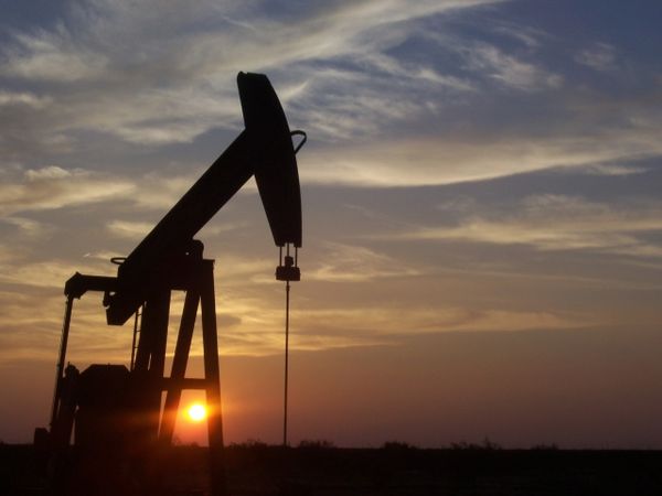 Нефть дорожает на сообщениях об атаках на объекты Саудовской Аравии Нефть дорожает на сообщениях об атаках на объекты Саудовской Аравии