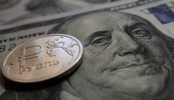 Рубль возобновил падение после паузі Рубль возобновил падение после паузі