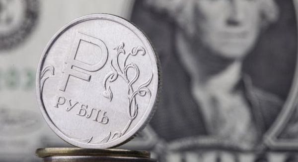 Доллар растет и толкает рубль все ниже Доллар растет и толкает рубль все ниже
