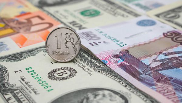 Курс рубля на межбанке остается вблизи 64 за доллар Курс рубля на межбанке остается вблизи 64 за доллар