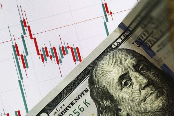 Курс доллара упал, рубль развивает наступление Курс доллара упал, рубль развивает наступление
