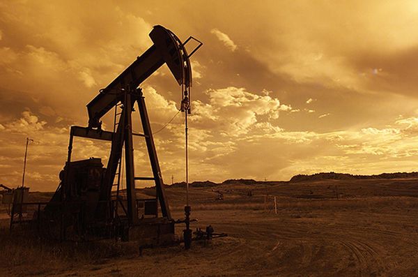 Курс нефти под давлением экономической неопределенности Курс нефти под давлением экономической неопределенности