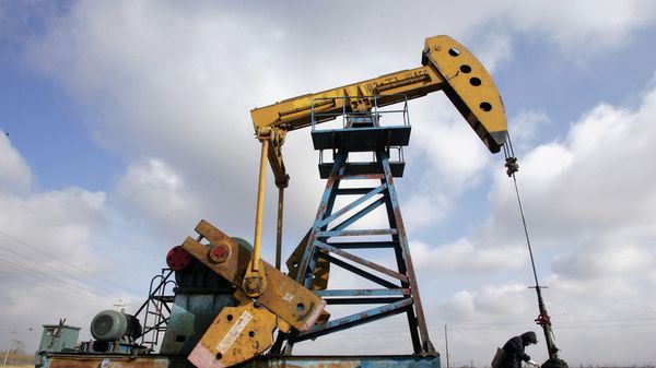 Нефть в течение дня снижалась под давлением данных минэнерго США Нефть в течение дня снижалась под давлением данных минэнерго США