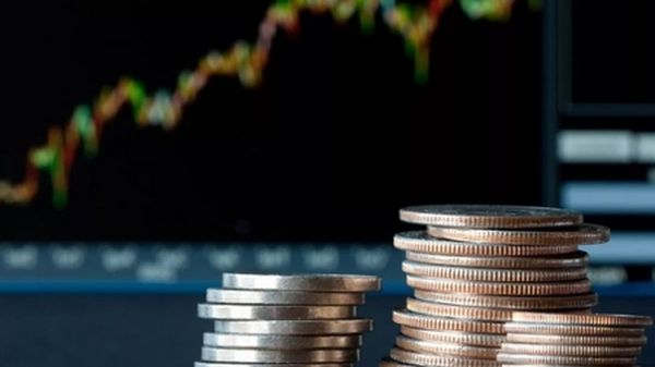 Рубль уверенно сползает вниз теряя ранее завоеванные позиции Рубль уверенно сползает вниз теряя ранее завоеванные позиции