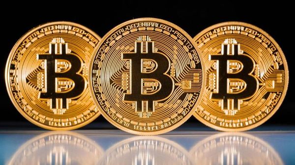Биткоин: курс криптовалюты зацепился за отметку $10 000 Биткоин: курс криптовалюты зацепился за отметку $10 000