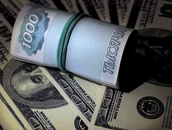 Рубль начал слабеть против доллара под давлением нефти Рубль начал слабеть против доллара под давлением нефти