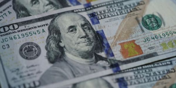 Доллар ослаб против рубля, инвесторы вернулись к покупке рисковых активов Доллар ослаб против рубля, инвесторы вернулись к покупке рисковых активов