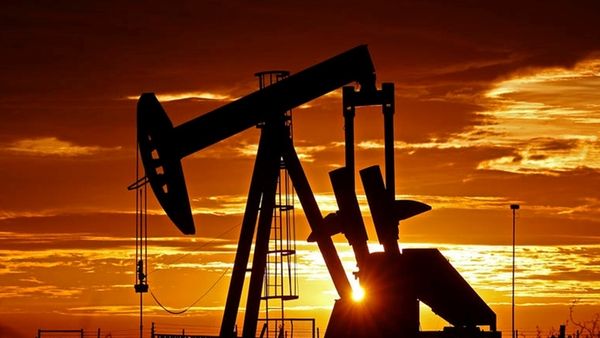 Курс нефти укрепился на 0.42%, доллар попал под сильное давление Курс нефти укрепился на 0.42%, доллар попал под сильное давление