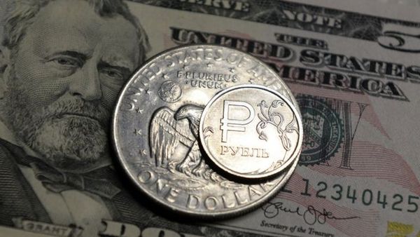 Рост доллара вызванный паническими настроениями давит на рубль Рост доллара вызванный паническими настроениями давит на рубль