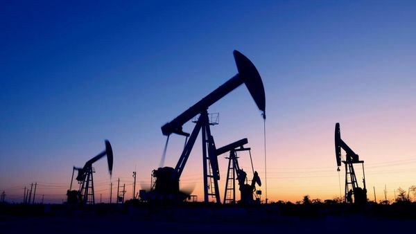 Курс нефти отступает в район $65 за баррель Курс нефти отступает в район $65 за баррель