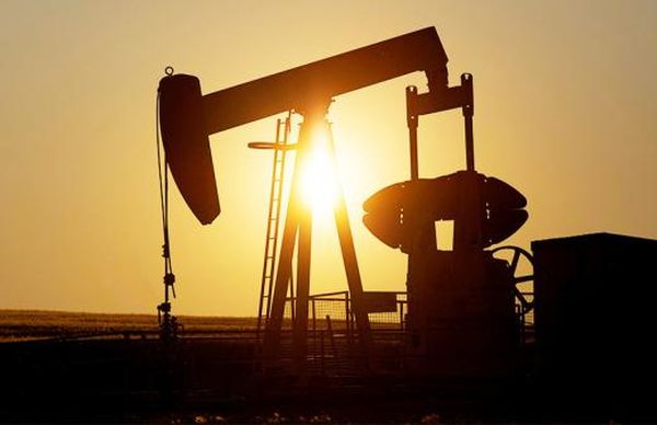 Цены на нефть попали под давление отчета о запасах в США Цены на нефть попали под давление отчета о запасах в США
