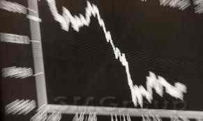 Рубль корректируется после падения, но остается под давлением