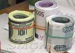 Рубль остается слаб против доллара США