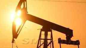 Цены на легкую американскую нефть упали к 6-летним минимумам