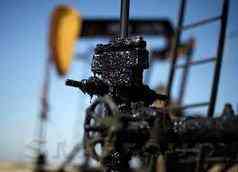 Цены на нефть в пятницу утром продолжают рост