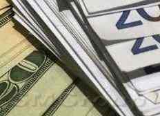 Подешевевшая нефть вернула курс доллара к 57 рублям