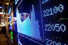 Доллар слабеет на слабой статистике из Азии