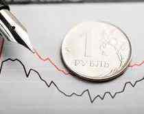 Рубль отступает на развороте нефти