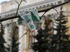 Российский рубль сдает позиции на фоне нестабильной нефти