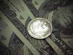 Рубль завершил неделю снижением против главных соперников