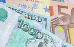 Рубль продолжает держаться, несмотря на падение цен на нефть