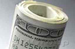 Доллар укрепляется ко многим валютам