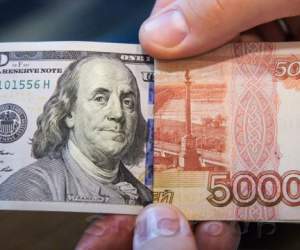 Рубль потерял в стоимости больше 1%