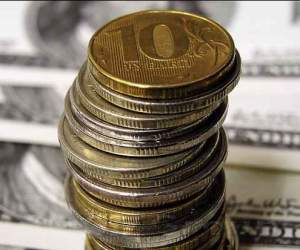 Нефть продолжает удерживать рубль от падения