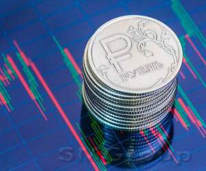 Рубль игнорирует обвал нефти и стойко держится