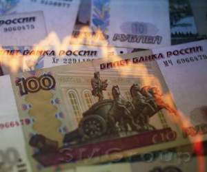 Рубль слабеет вслед за нефтяными ценами