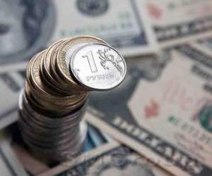 К вечеру рубль снова начал терять против доллара