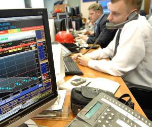 Российский рынок акций продолжает пикировать вниз