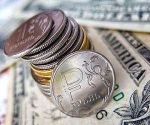 Курс российского рубля приостановил снижение