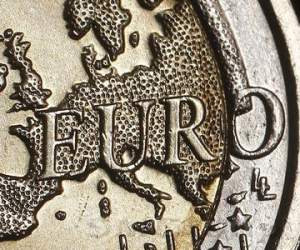 Курс евро ослаб на фоне падения доллара США 