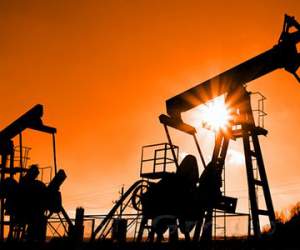 Цены на нефть продолжают снижаться с годовых максимумов