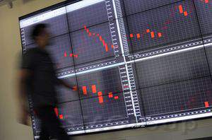 Биржевая сессия стартовала ослаблением рубля против доллара