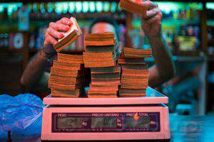 Нехватка бумаги для денег грозит Венесуэле коллапсом